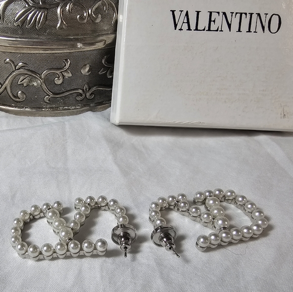 Valentino Vintage Gold Faux Pearl Logo Earrings NEW - Picture 2 of 4